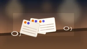 Deep Talk Fragen: zwei Kaffeetassen und Gespr?chskarten auf einem Tisch in warmer Abendstimmung