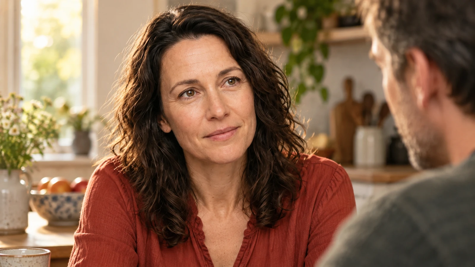 Mara schaut ihren Partner beim Gespräch über Nähe und Treue aufmerksam an