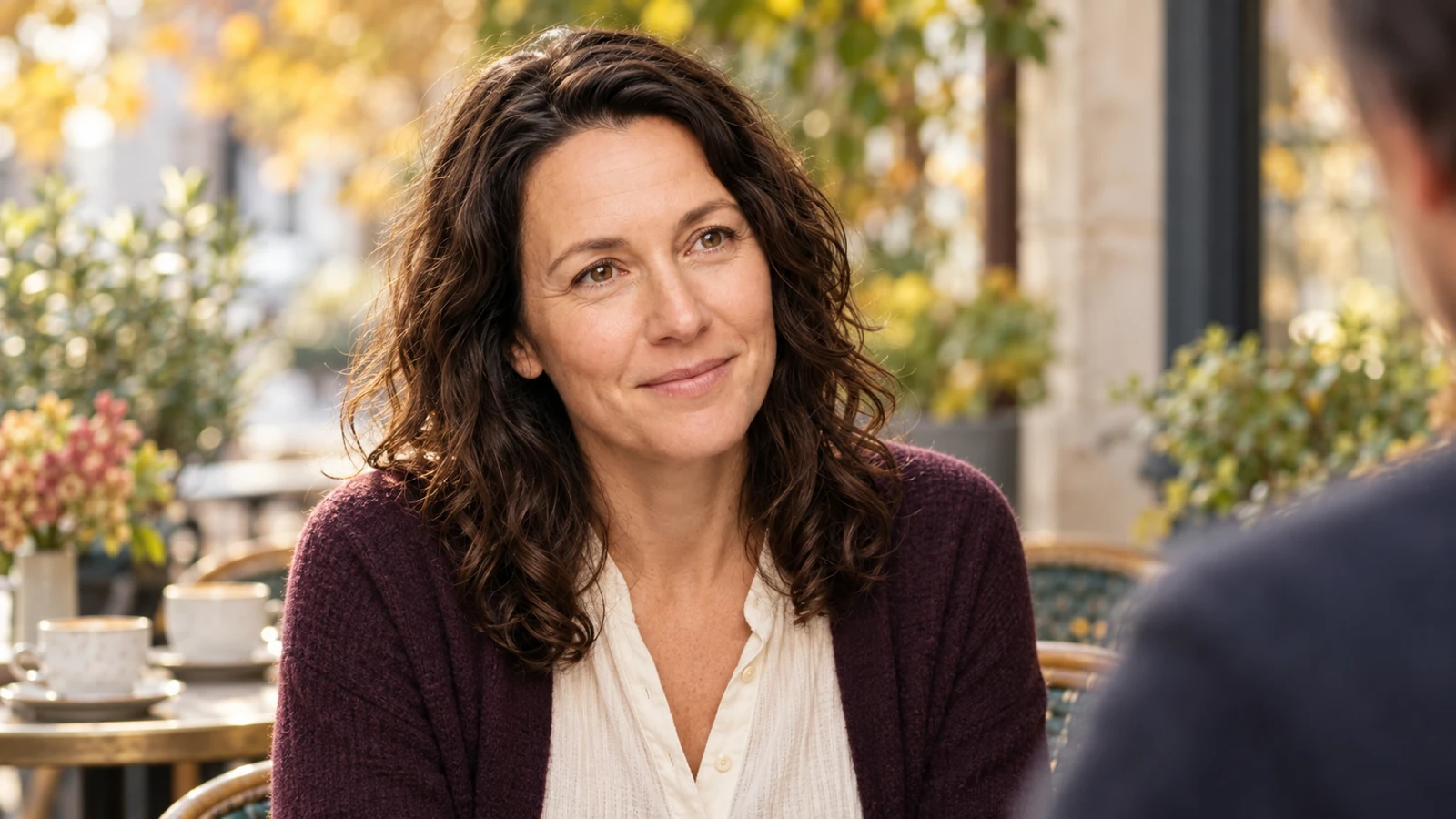 Situationship-Check: Was wünschst du dir, was ist vereinbart? Mara bei einem ruhigen Gespräch auf einer Caféterrasse.